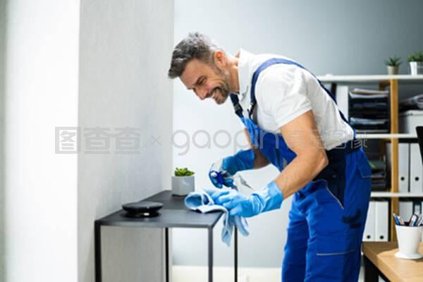 專業(yè)的清潔工辦公室清潔服務(wù)。